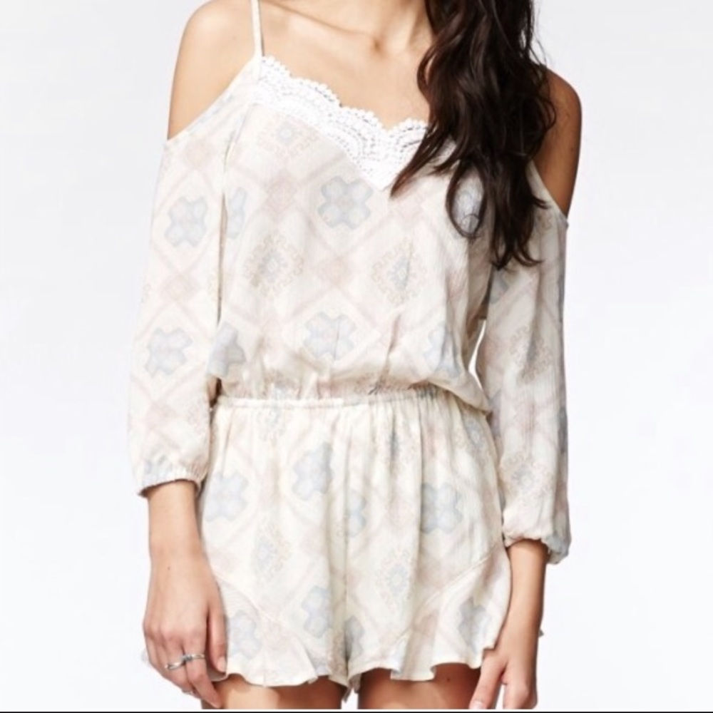 🆕Kendall & Kylie Cold Shoulder Printed Romper - Picture 1 of 8